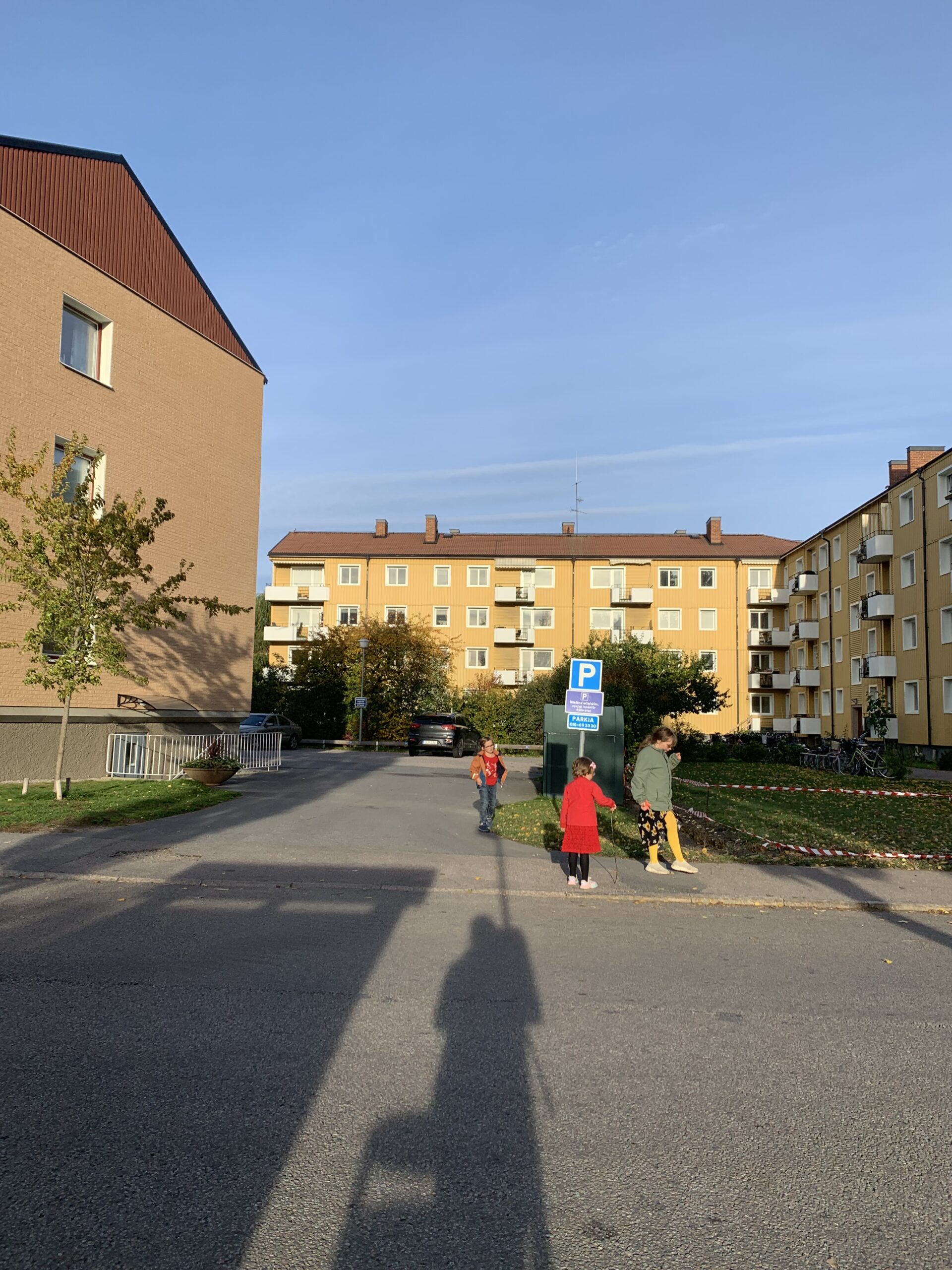 Tre barn leker vid busshållplats i Luthagen