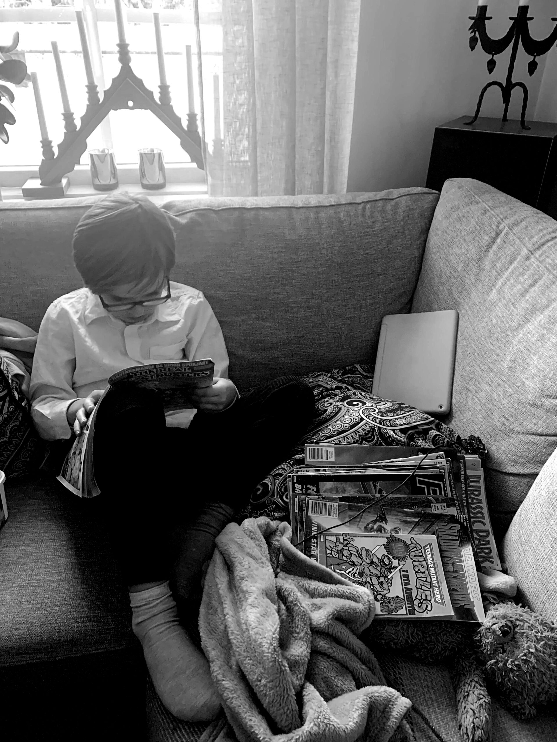 Pojke som läser, svartvit bild