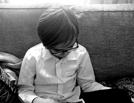 Pojke som läser, svartvit bild