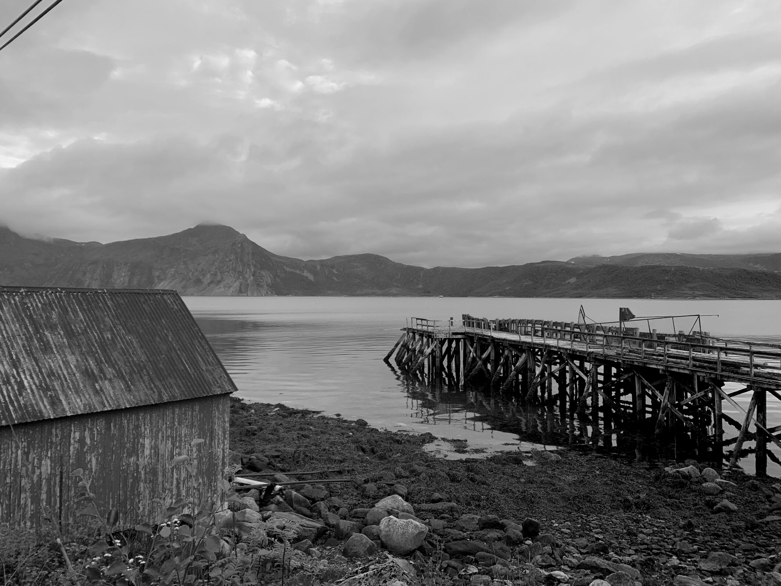 brygga i Skaland, Norge, svartvit bild